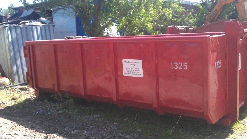 Roter Abrollcontainer des SMA Containerdienstes auf dem Betriebsgelände in Buxtehude